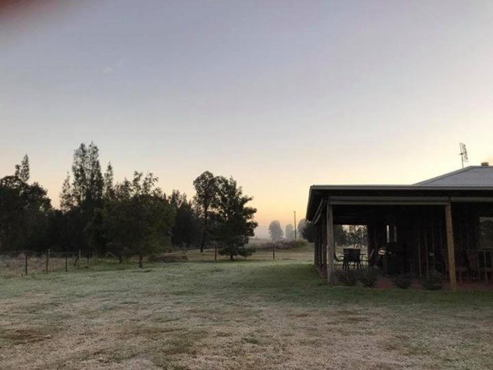 Lovedale Red Gum Cottage ภายนอก รูปภาพ